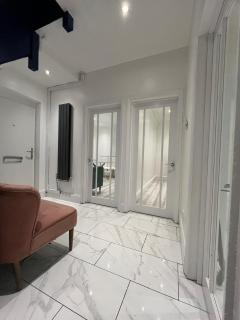 House Sleeps 7 - Free Parking & WiFi - 8