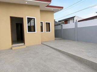 Cozy 2-Bedroom Home in Bacolod with Parking - 0