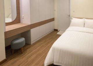 Designer Apartment Near Airport and Beach - 5