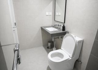 Designer Apartment Near Airport and Beach - 6
