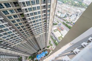 Elegant 1BR Landmark 5 City View - 1