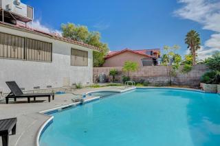 New Poolside Paradise in Vegas with BBQ and Games - 9