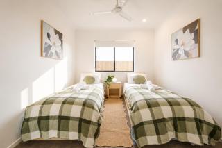 Pet Friendly Family Escape with big Yard - Sleeps 8 - 8
