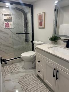 Modern 2BR Private Suite with Self Check-In Full Kitchen - 9