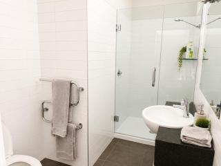 Stylish Lakeside Apartment - Sleeps 4 - Lake & Pool views - 4
