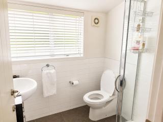 Stylish Lakeside Apartment - Sleeps 4 - Lake & Pool views - 2