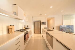 Luxury Sub-Penthouse, Surfers Paradise, Ocean Views - 8