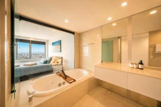 Luxury Sub-Penthouse, Surfers Paradise, Ocean Views - 2