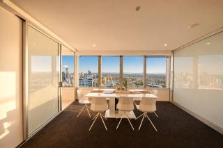 Luxury Sub-Penthouse, Surfers Paradise, Ocean Views - 9