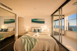 Luxury Sub-Penthouse, Surfers Paradise, Ocean Views - 3