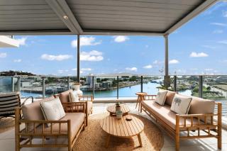 Absolute Waterfront Luxe Sub-Penthouse - 8