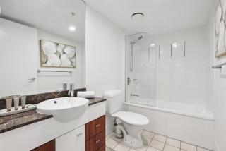 Oceanview 2BR apartment in the heart of Surfers Paradise - 3