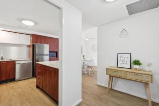 Oceanview 2BR apartment in the heart of Surfers Paradise - 1