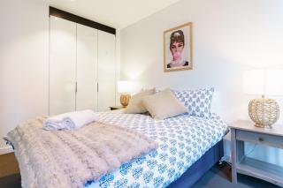 Chic 2BR Apartment Free Parking Balcony and Views - 9