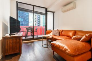 Chic 2BR Apartment Free Parking Balcony and Views - 8