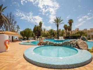 Lively Apartment with Large Pool - 0