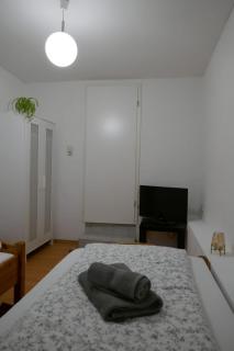 geräumiges, helles Souterrain-Apartment mit 3 Zimmern - 2