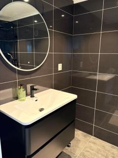 Northern Suite, private bathroom and entrance, next to the cable car, No parking - 1