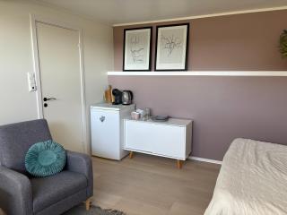 Northern Suite, private bathroom and entrance, next to the cable car, No parking - 4