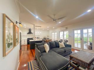 4BDR Queenslander with Pool Near Manly Esplanade - 8