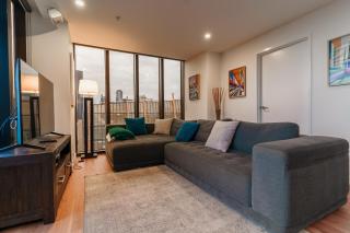 Skyline Escape I Chic City Stay + Free Parking - 7