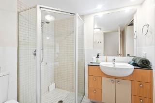 Bright Surfers Paradise Escape w Resort Facilities - Gold Coast - 3