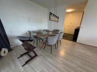 2BR Modern Family Flat with Balcony and Free Parking - 7