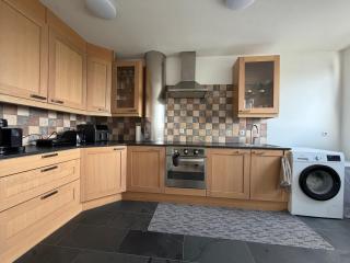 2BR Modern Family Flat with Balcony and Free Parking - 9