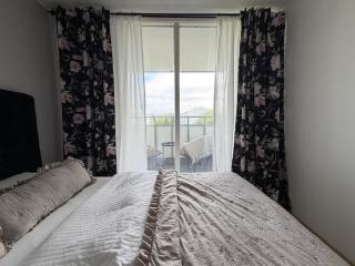 2BR Modern Family Flat with Balcony and Free Parking - 2