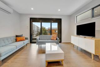Stylish 3-Bedroom Townhouse Near Shops & Parks - 7