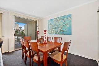 Stylish Escape Free Parking for 2 Walk to CBD - 9