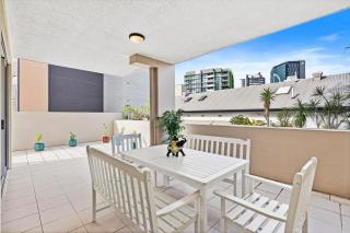 Stylish Escape Free Parking for 2 Walk to CBD - 8