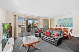 Stylish Escape Free Parking for 2 Walk to CBD - 6