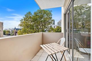 Stylish Escape Free Parking for 2 Walk to CBD - 4