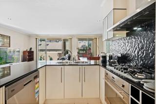 Stylish Escape Free Parking for 2 Walk to CBD - 2