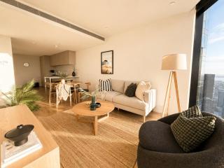 Panoramic Skyline Haven with Pool & Views - Melbourne - 1