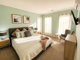 Private 1BR Retreat with Ensuite & Kitchenette - 0