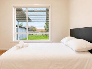 Relaxing Sunshine West Home with Parking - 2