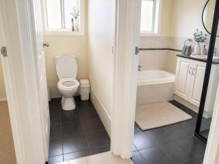 Relaxed Mount Gambier home with backyard - 4