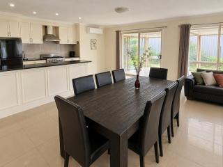 Relaxed Mount Gambier home with backyard - 3