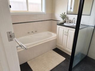 Relaxed Mount Gambier home with backyard - 2