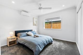 Fresh and Stylish 4BR Getaway Near Local Parklands - 7