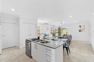 Fresh and Stylish 4BR Getaway Near Local Parklands - 5