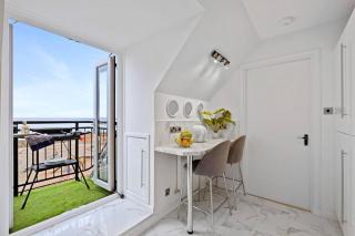 East Beach flat balcony with sea-views jacuzzi - 5