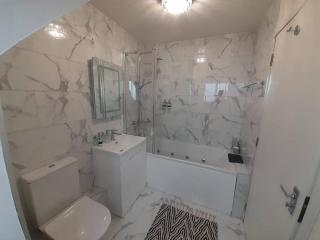 East Beach flat balcony with sea-views jacuzzi - 2