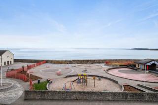 East Beach flat balcony with sea-views jacuzzi - 3