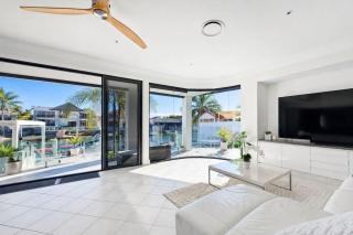 Family Waterfront Villa Cinema Pool BBQ - 3