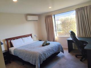 Affordable 4BR Home Near Airport Sleeps 8 - 9