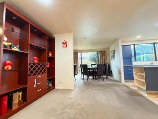 Affordable 4BR Home Near Airport Sleeps 8 - 5