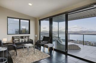 Spacious Sandy Bay Retreat with Water Views - 8